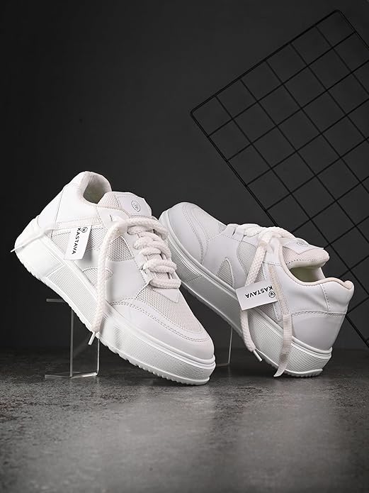 White men's sports shoes designed as the best men's everyday sneakers with a stylish and comfortable fit